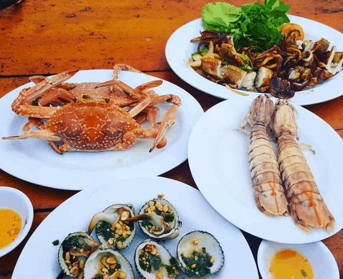 Hương Biển là nhà hàng hải sản nổi tiếng với các món ăn được chế biến độc đáo, nguyên liệu là nguồn thực phẩm tươi sống được đánh bắt ở bãi biển xinh đẹp