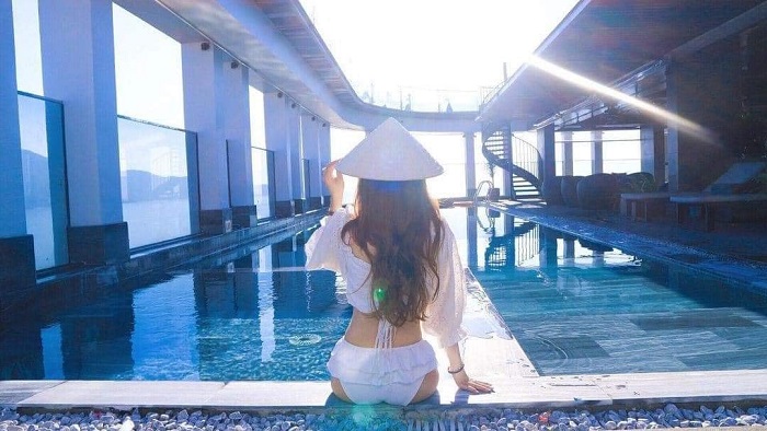 Không chỉ là nơi thư giãn, bể bơi khách sạn còn là điểm chụp hình vô cùng “xịn xò”