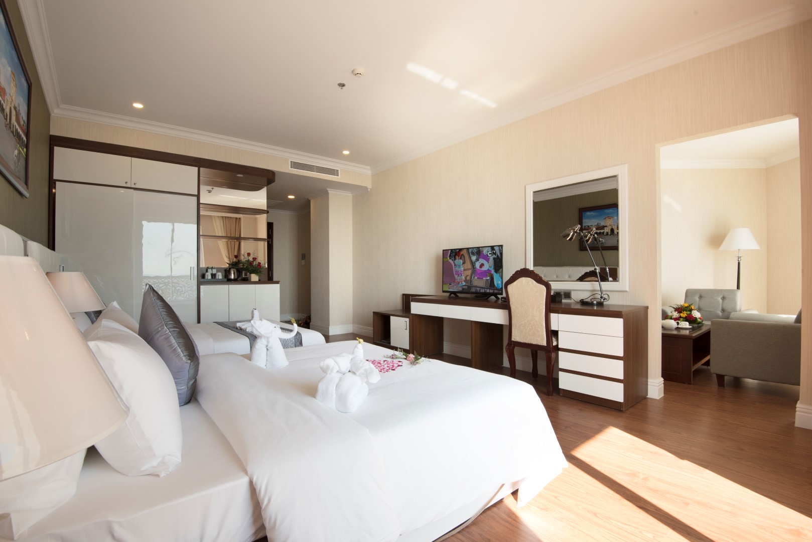 Phòng Suite Sea View được bài trí vô cùng gọn gàng , ngăn nắp với đầy đủ các tiện ích cao cấp.