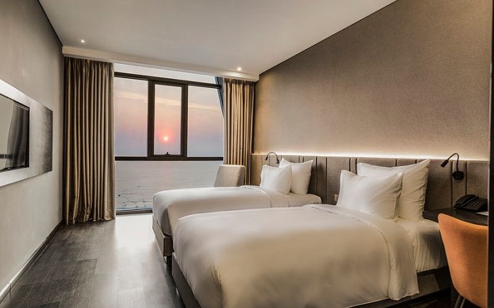 Phòng Deluxe Ocean là hạng phòng được nhiều du khách yêu thích bởi cửa sổ kính lớn hướng ra bãi biển Mỹ Khê xinh đẹp