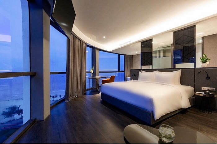 Phòng Suite Executive được thiết kế với nhiều cửa sổ kính lớn chạy dọc theo bờ biển, tạo cho bạn cảm giác như đang nghỉ dưỡng giữa đại dương bao la