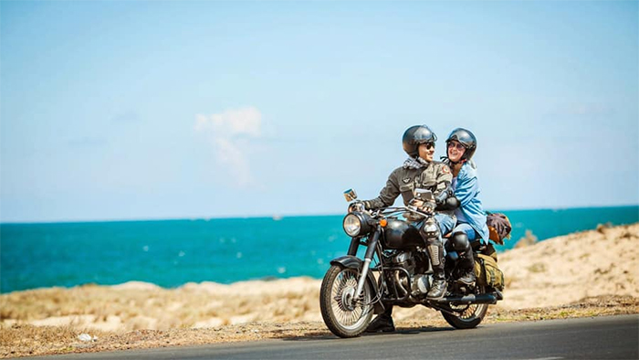 Di chuyển bằng xe máy giúp bạn chủ động đi từ biển Hải Tiến đến Sầm Sơn
