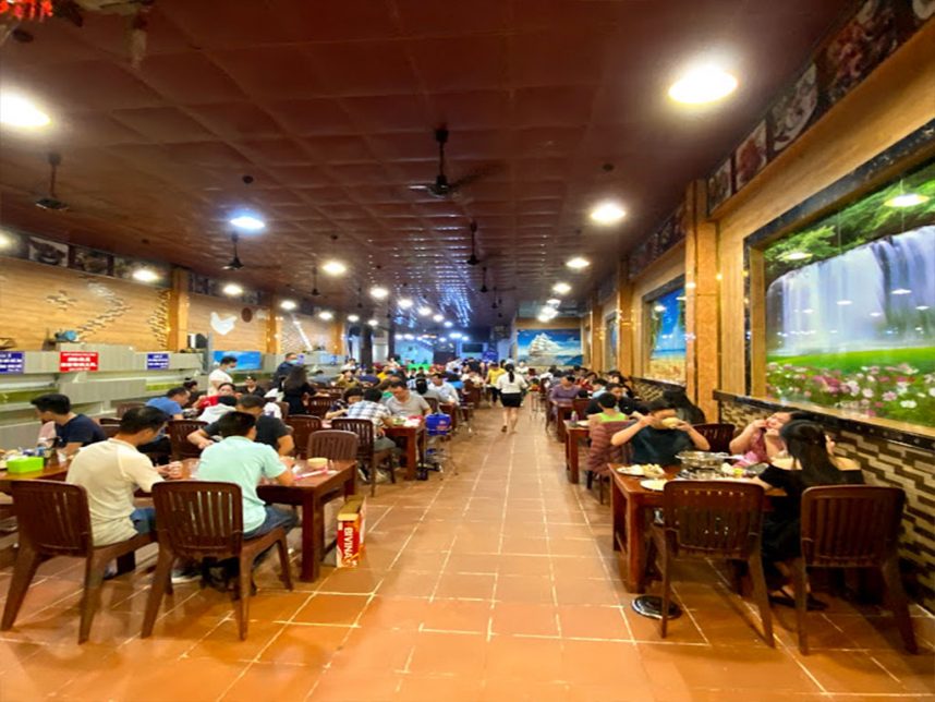 Không gian rộng rãi bên trong nhà hàng Ra Khơi.