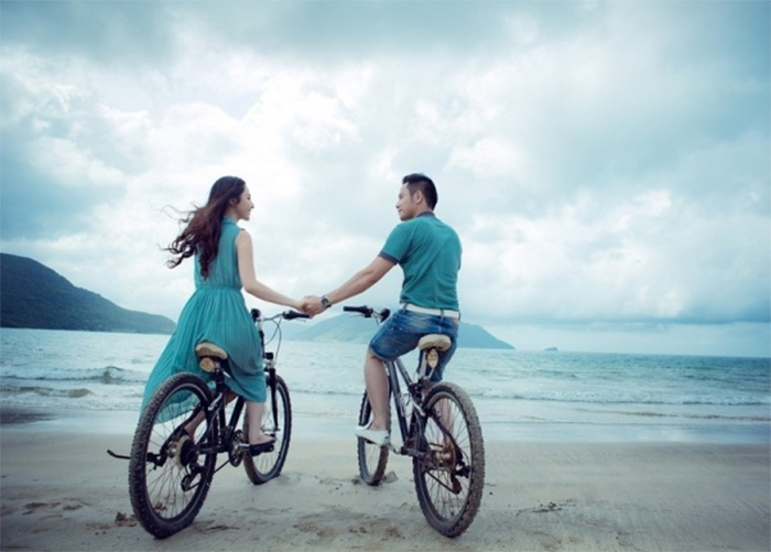 Nhiều cặp đôi thuê xe đạp đi dọc bãi biển hít thở không khí trong lành 