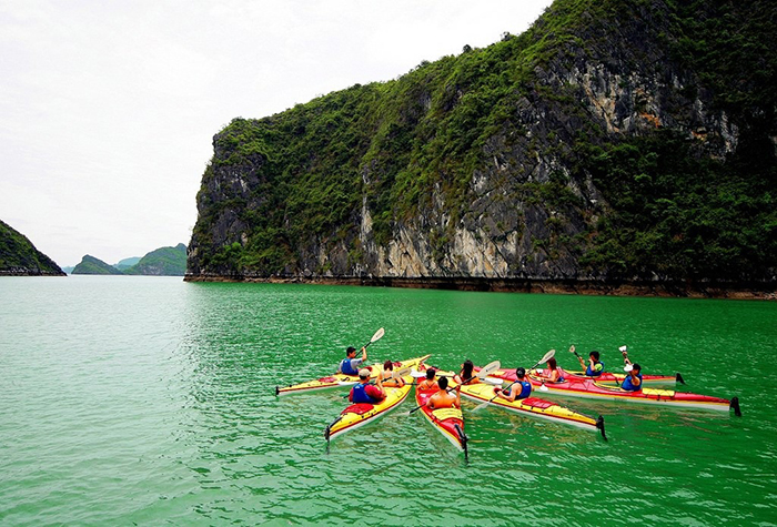 Chèo thuyền kayak ở Hạ Long là một trong những trải nghiệm thú vị hấp dẫn du khách.