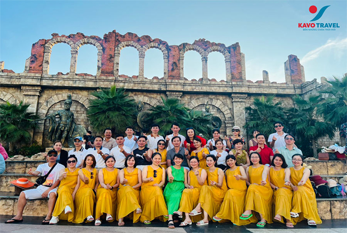 Đoàn khách của Du lịch Khát Vọng Việt chụp ảnh lưu niệm tại Phú Quốc