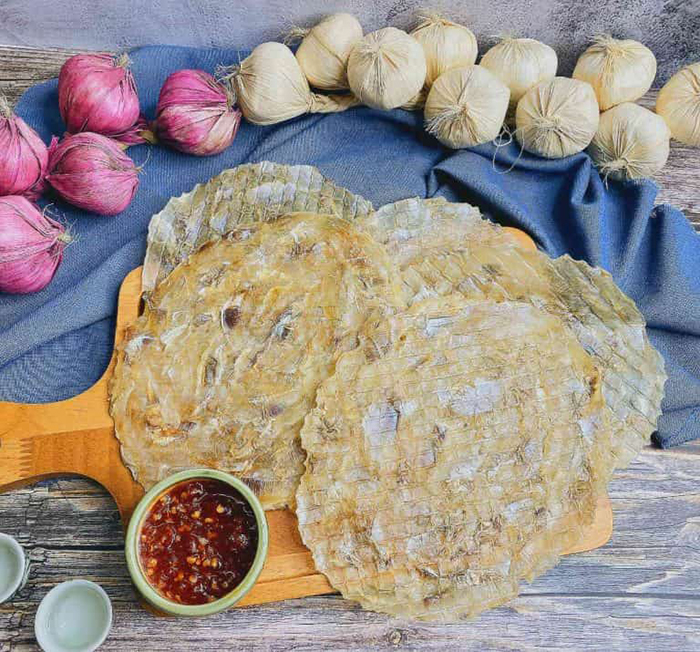 Cá bò khô được chế biến từ cá bò tươi, khi được đánh bắt đem về được lóc thịt và phơi khô.