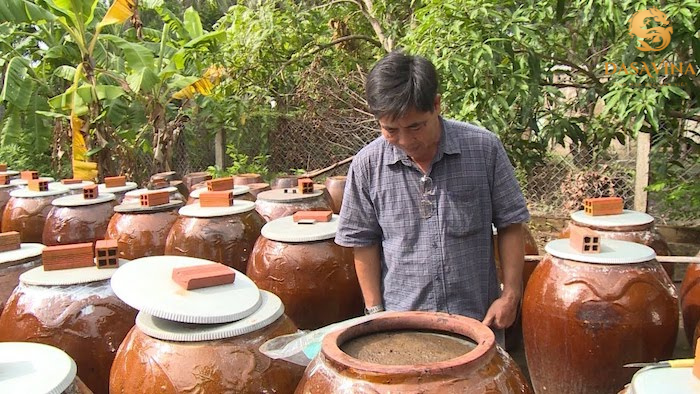 Mắm rươi được ủ chợp trong chum và được kiểm tra thường xuyên