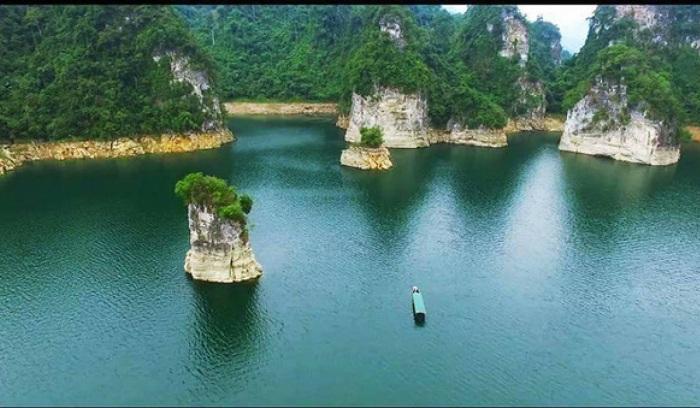 Hồ Na Hang nằm giữa hai huyện Na Hang và Lâm Bình của tỉnh Tuyên Quang