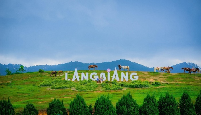 Du khách có thể trekking, tham quan Lang biang và thung lũng phía dưới