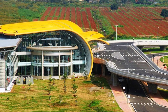 Du khách có thể di chuyển bằng máy bay tới sân bay Liên Khương