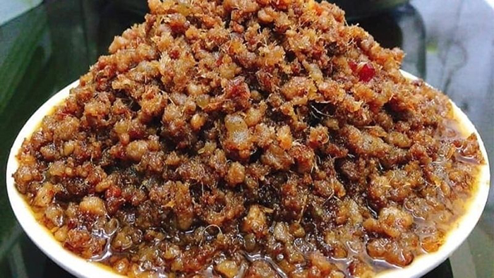 Mắm tép hòa quyện cùng thịt tạo nên vị mặn mà đặc trưng khó quên. Hương thơm lan tỏa, khiến bữa cơm thêm tròn vị.